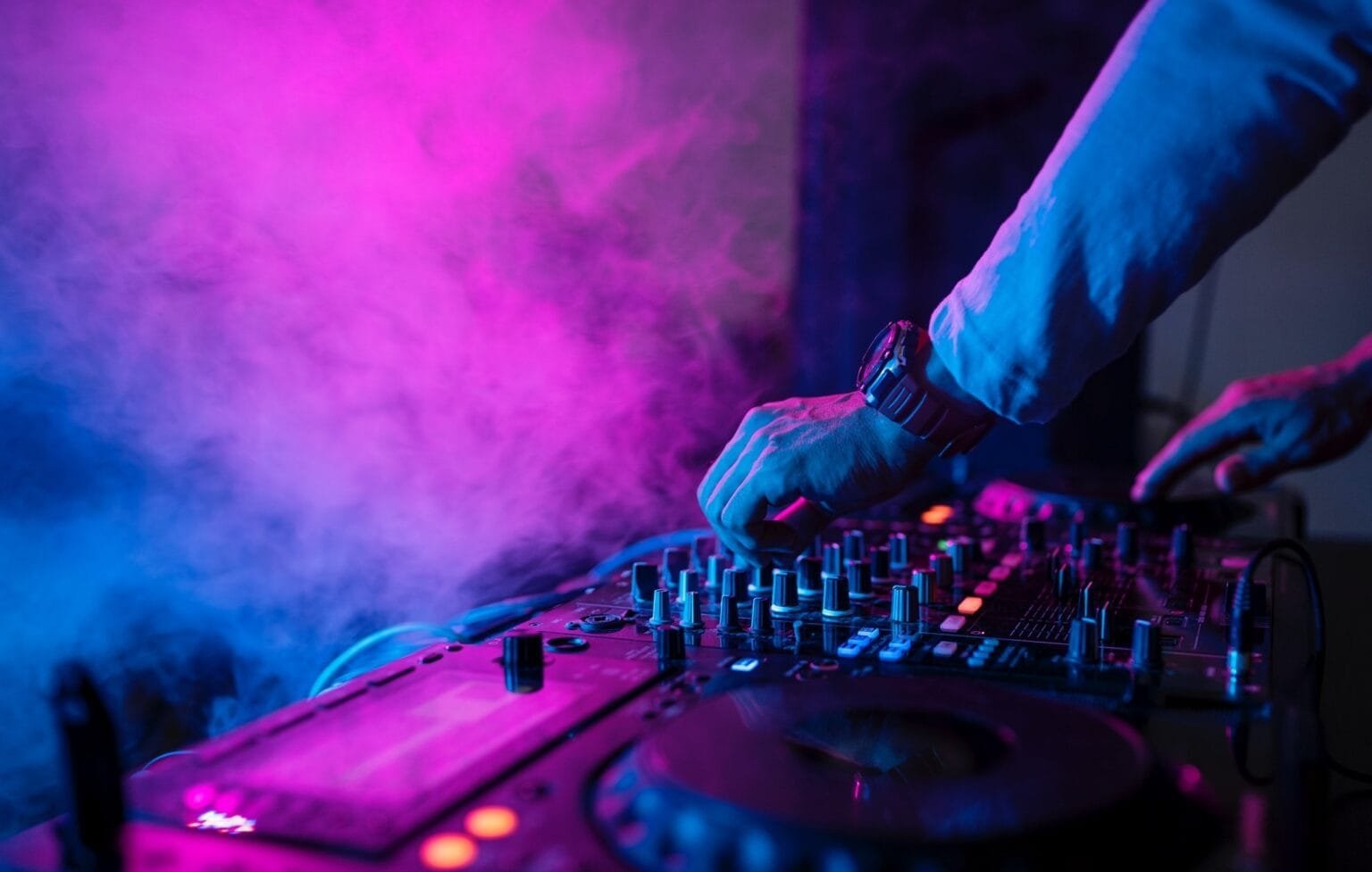 DJ İzmir düğün ve etkinlik DJ performansı